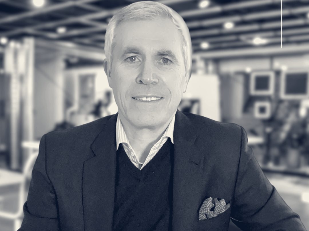 Franck David attablé, en rendez-vous