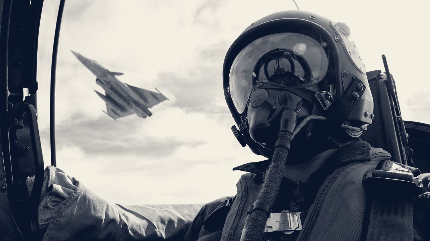 Pilote de chasse dans son cockpit